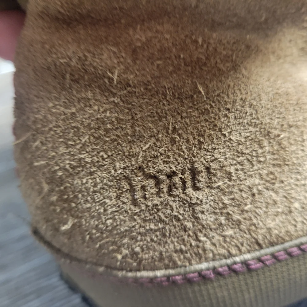 Ahnu Women's‎ Suede Leather Winter Boot Size 6.5
